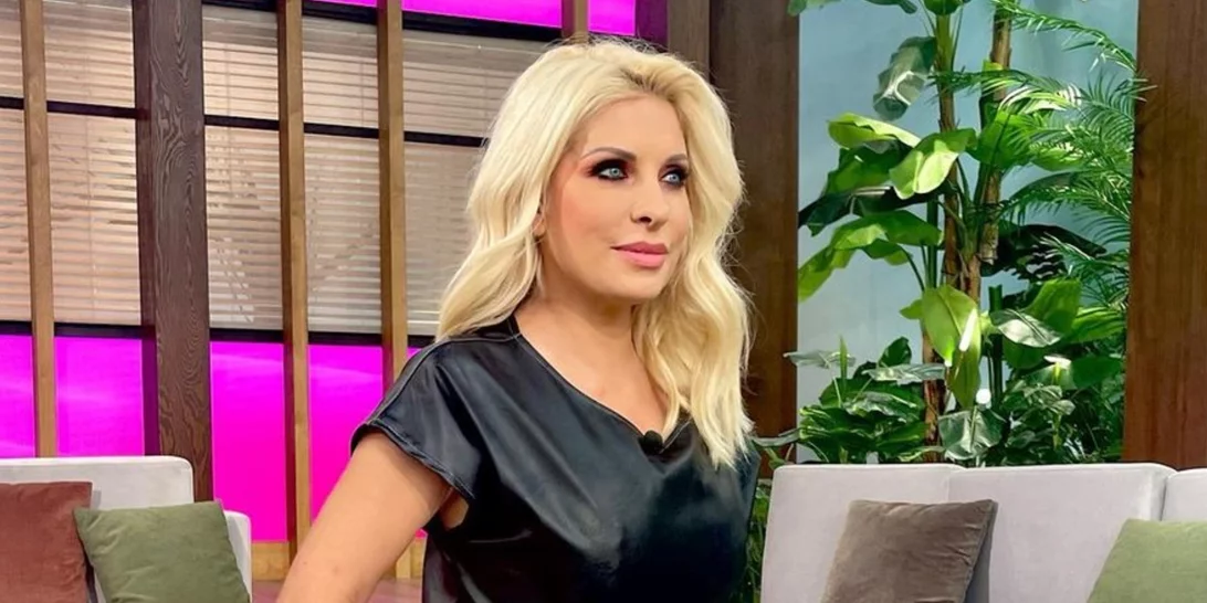 Η Ελένη Μενεγάκη υιοθέτησε την πιο sexy τάση | Η εμφάνιση με μαύρη δερμάτινη ολόσωμη φόρμα