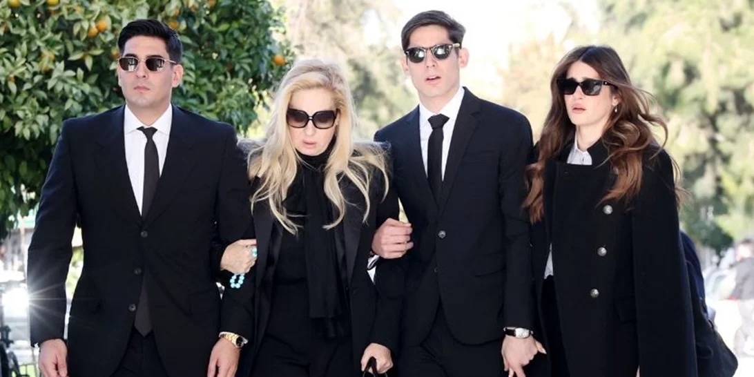 Η Έλενα Μακρή Λυμπέρη με τα παιδιά της | Η κηδεία του Αντώνη Λυμπέρη