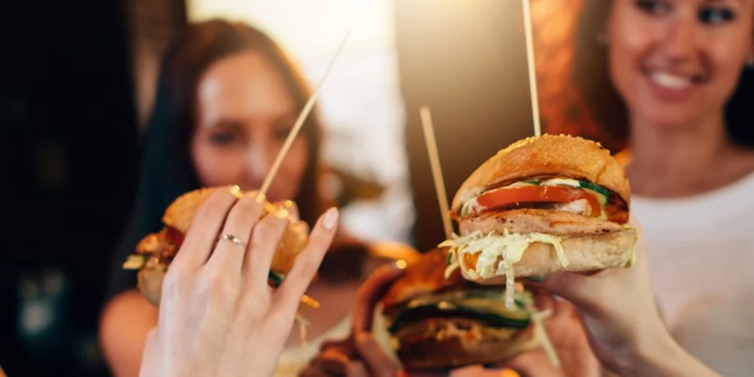 Τι να φάω έξω; 4 μυστικά που θα σώσουν τη γραμμή σου