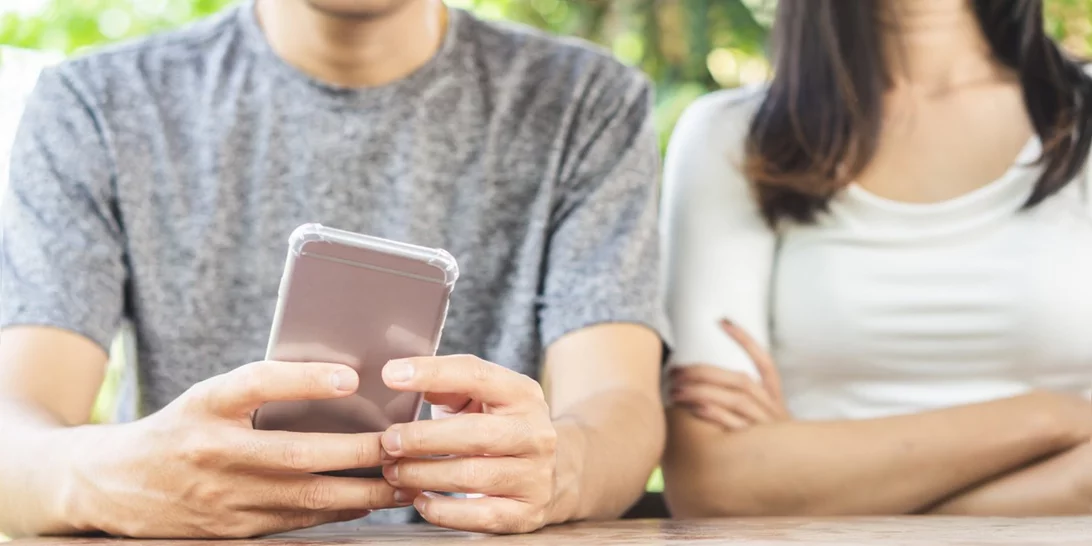 Νιώθεις ότι σου λέει ψέματα; 7 τεχνικές για να το καταλάβεις (FBI approved)