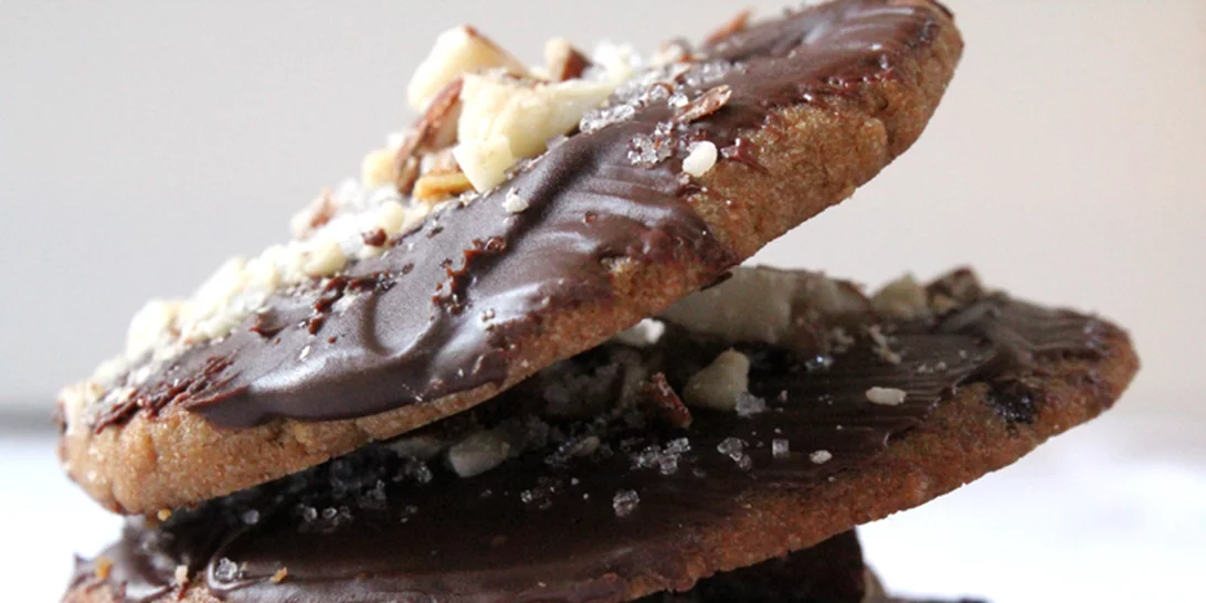 Μπισκότα με μαύρη σοκολάτα και χοντρό θαλασσινό αλάτι