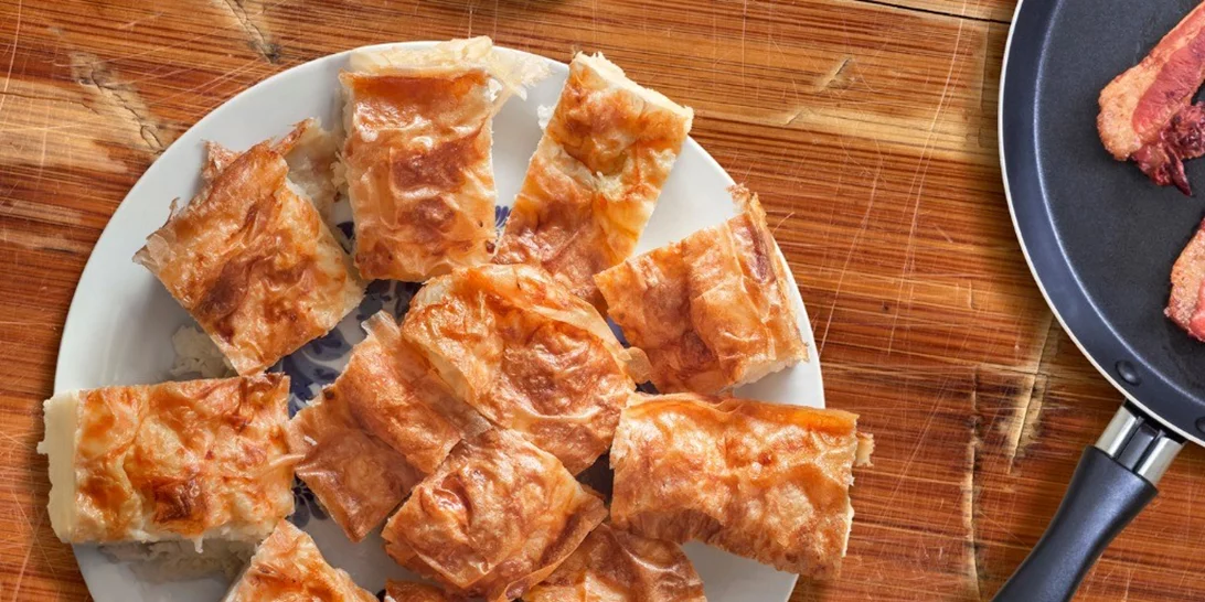 Συνταγή για σκεπαστή πίτα με μοτσαρέλα και προσούτο