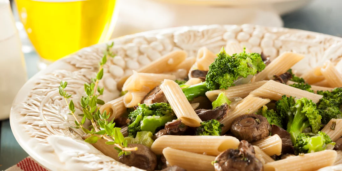 Πένες με μπρόκολο, μανιτάρια και τυριά