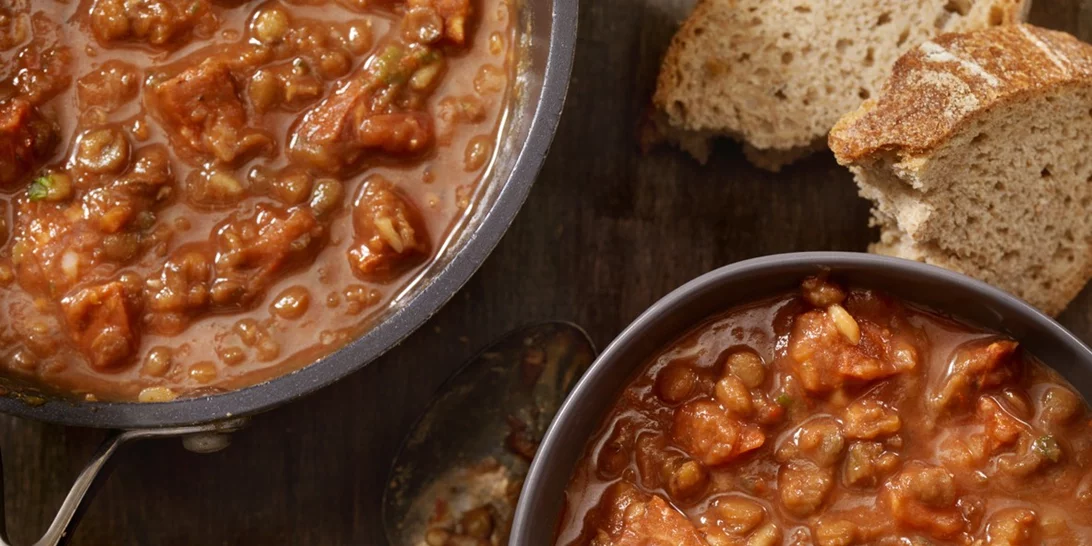 Φασόλια γίγαντες στο φούρνο με λουκάνικα χωριάτικα