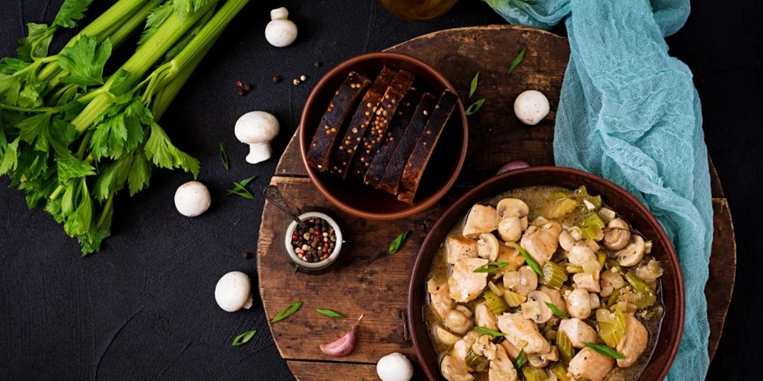 Συνταγή για κοτόπουλο με σέλινο | Ένα υγιεινό μεσημεριανό για να δοκιμάσεις