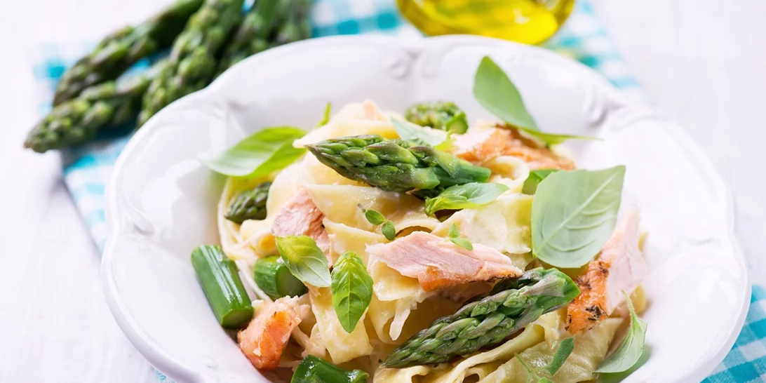 Σολομός με βότκα και παπαρδέλες | Μία εύκολη συνταγή που εντυπωσιάζει γευστικά