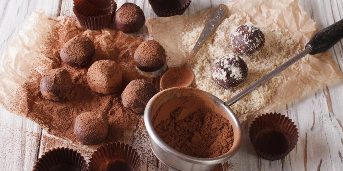 Συνταγή για τρουφάκια σοκολάτας χωρίς αλεύρι, χωρίς ψήσιμο και με ελάχιστη ζάχαρη