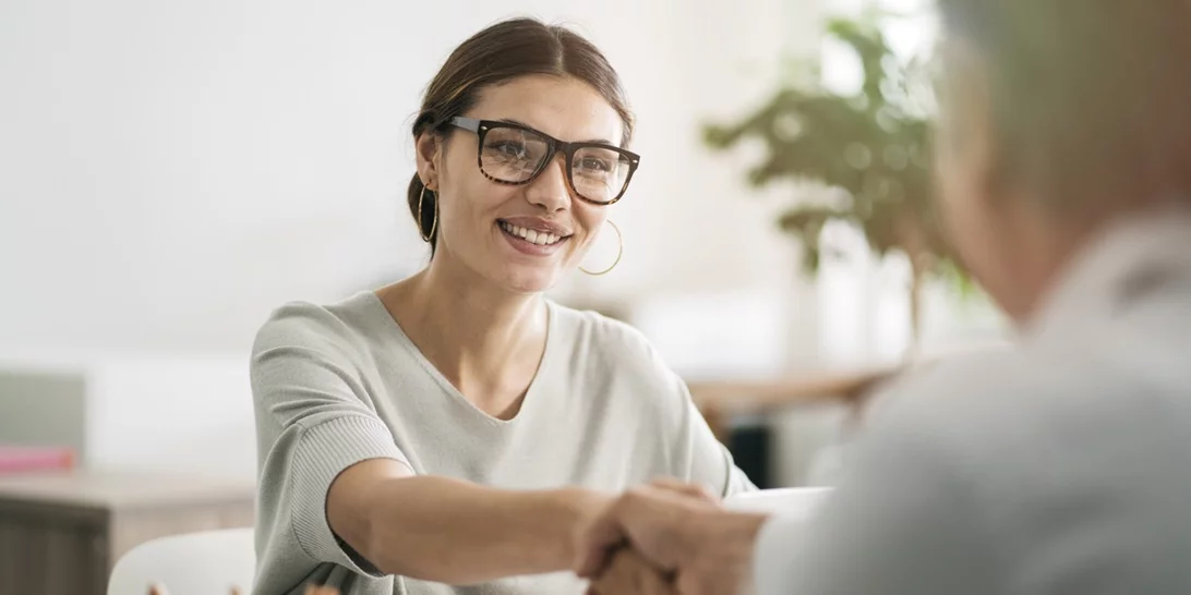 Η γλώσσα του σώματος στη συνέντευξη: Οι κινήσεις, η οπτική επαφή και οι τεχνικές που θα σε βοηθήσουν