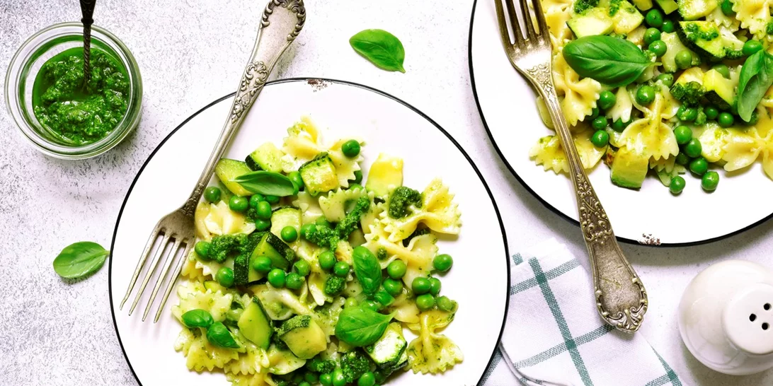 Συνταγή για φαρφάλες με πέστο, μελιτζάνες και αρακά