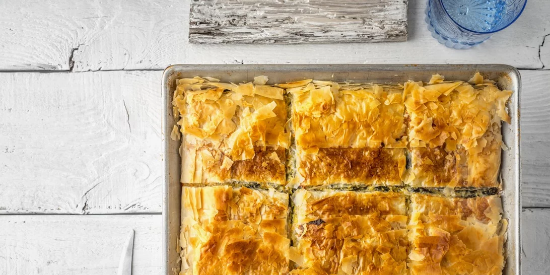 Συνταγή για τυρόπιτα με κασέρι, φέτα, γραβιέρα | Η πιο εύκολη συνταγή