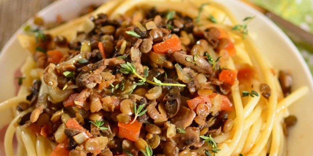 Συνταγή για μακαρόνια με φακές | Μια διαφορετική «μπολονέζ» για όσους δεν τρώνε κρέας
