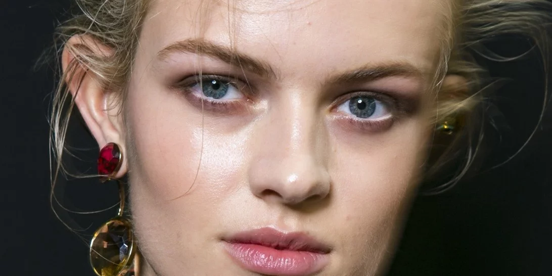 Πώς θα φορέσεις σωστά το λιπ γκλος | Κι όμως, θέλει τρόπο