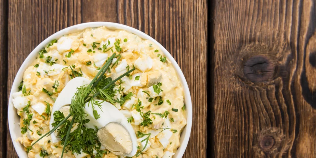 Συνταγές για αυγοσαλάτα και πρασοσαλάτα για το μενού του Πασχαλινού τραπεζιού