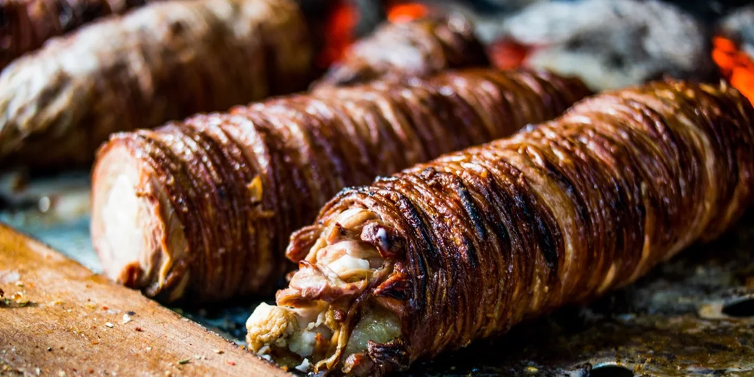 Συνταγή για κοκορέτσι μαρινέ σε μαυροδάφνη από τον Λευτέρη Λαζάρου για την Κυριακή του Πάσχα