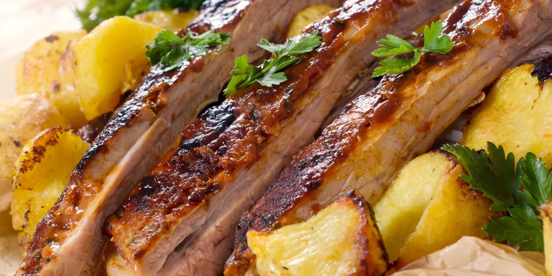 Κατσικάκι ψητό με πατάτες, αρωματισμένο με μπίρα για την Κυριακή του Πάσχα