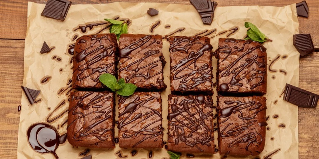 Η αγαπημένη vegan συνταγή για κέικ σοκολάτας χωρίς αυγά, χωρίς βούτυρο και ελάχιστη ζάχαρη