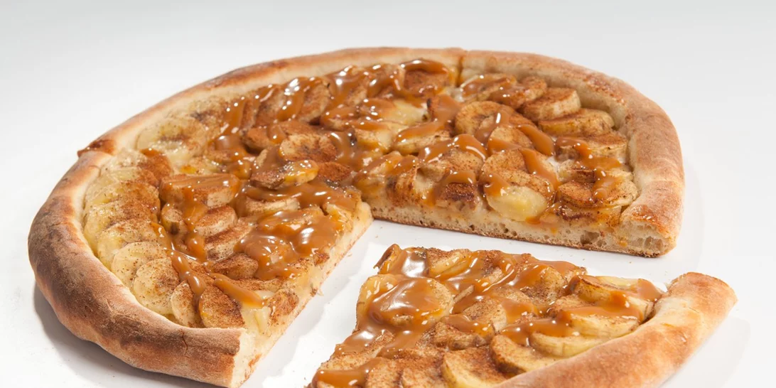 Συνταγή για γλυκιά πίτσα με φιστικοβούτυρο και μπανάνα