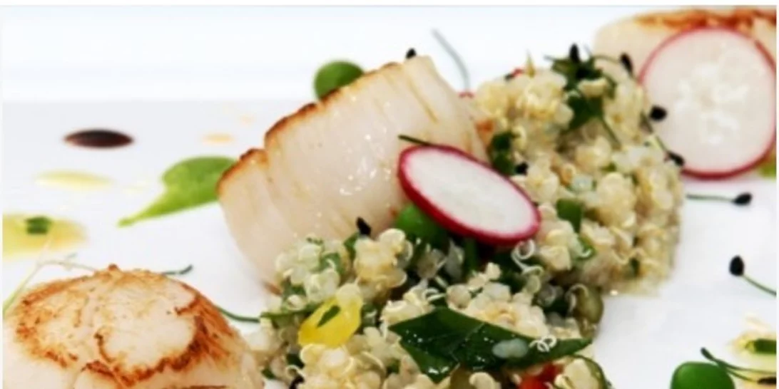 Σαλάτα με κινόα, πουρέ από αρακά και ψητά χτένια