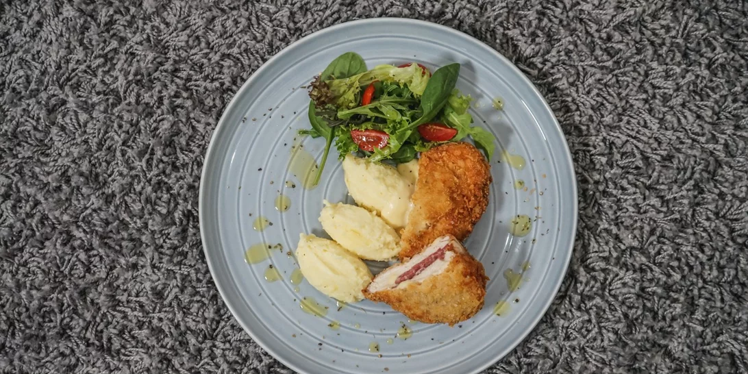 Συνταγή για κοτόπουλο cordon bleu | Ο πιο ζουμερός και γευστικός τρόπος να φας το κοτόπουλο