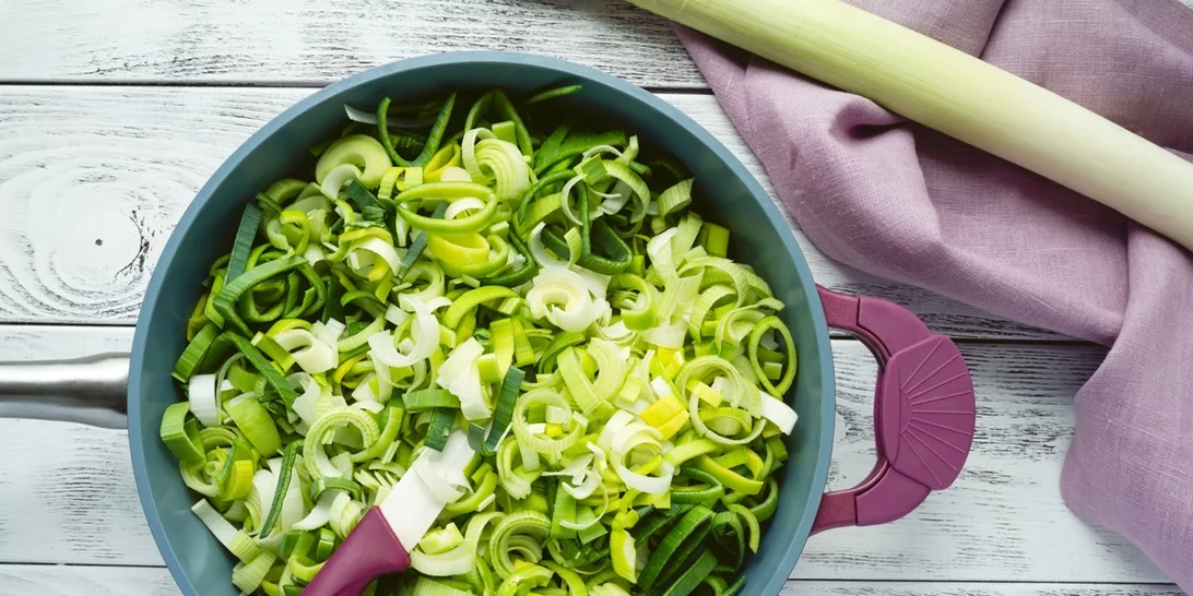 Συνταγή για πρασοσαλάτα με φέτα | Εύκολη, γευστική και θρεπτική σαλάτα