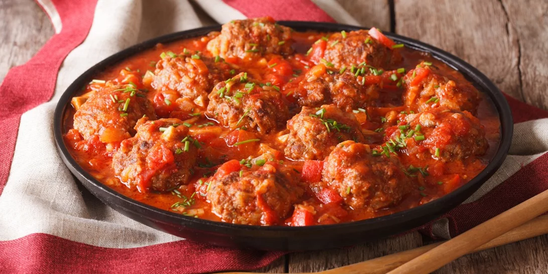 Συνταγή για κεφτεδάκια σε σάλτσα ντομάτας (ή τα πιο γευστικά σουτζουκάκια που δοκιμάσαμε)