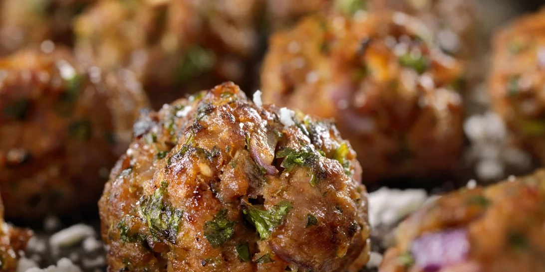 Εύκολη συνταγή για τα πιο αφράτα και ζουμερά μπιφτέκια με φρυγανιά (δοκιμασμένα και εξαιρετικά)