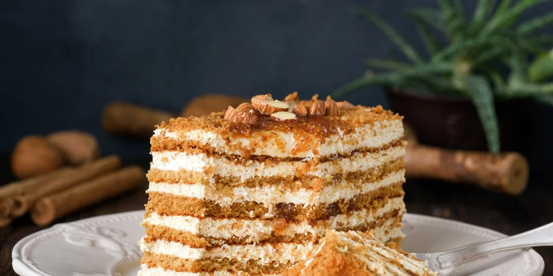 Λευκός κορμός με μπισκότα πτι-μπερ και ξηρούς καρπούς