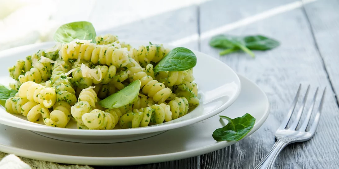 Σαλάτα ζυμαρικών με πέστο ρόκας για ένα ελαφρύ και νόστιμο γεύμα