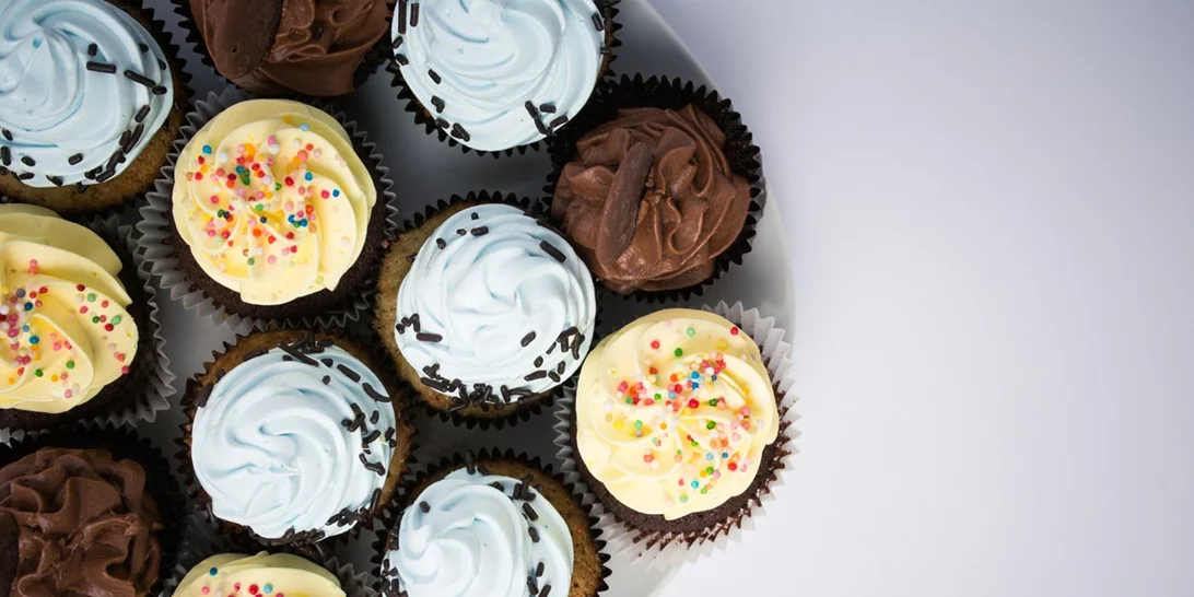 Μάφιν σοκολάτας με γλάσο βανίλιας | Μια εύκολη συνταγή για σπιτικά μάφινς