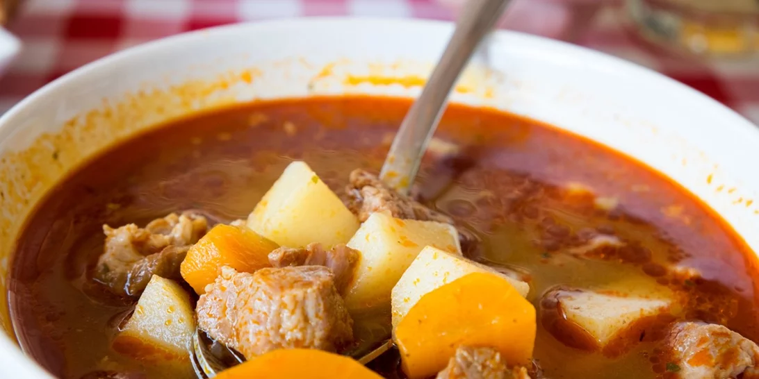 Συνταγή για χοιρινό με πατάτες γιαχνί