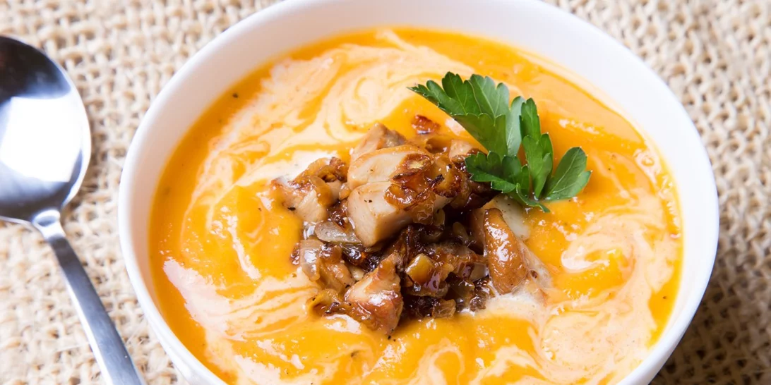 Σούπα με κίτρινη κολοκύθα, αχλάδι και καστανό ρύζι