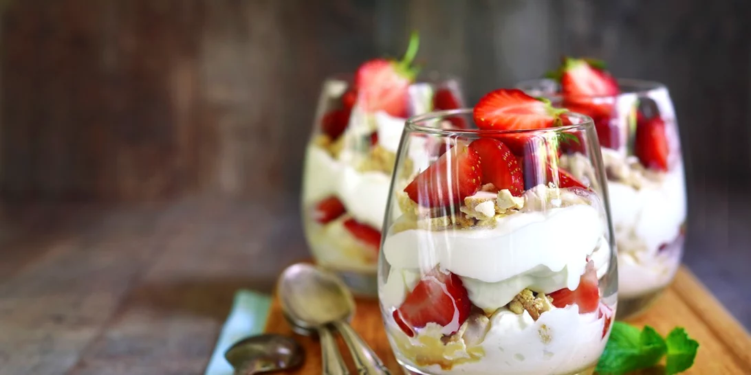 Συνταγή για σπιτική τράιφλ με φράουλες, κρέμα λεμονιού και κέικ