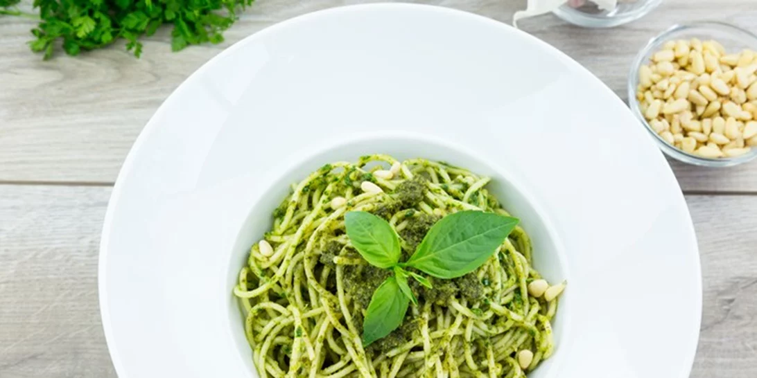 Συνταγή για σπαγγέτι με σάλτσα πέστο βασιλικού