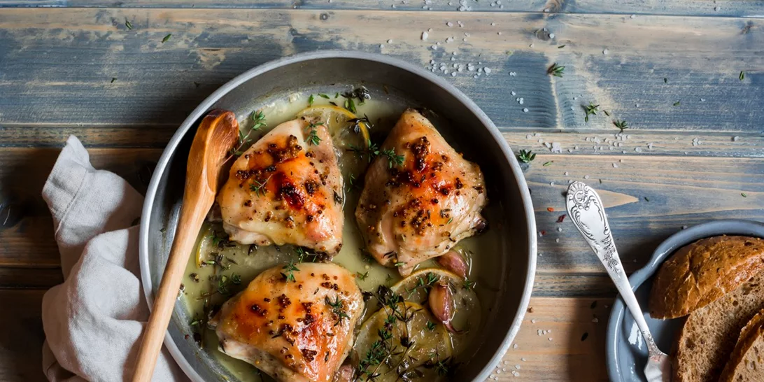 Συνταγή για κοτόπουλο με κρέμα γάλακτος και αρωματικά βότανα