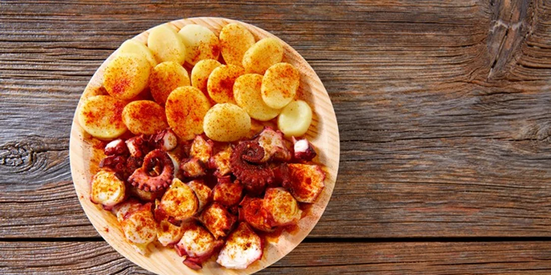 Κοκκινιστό χταποδάκι με πατάτες στη γάστρα