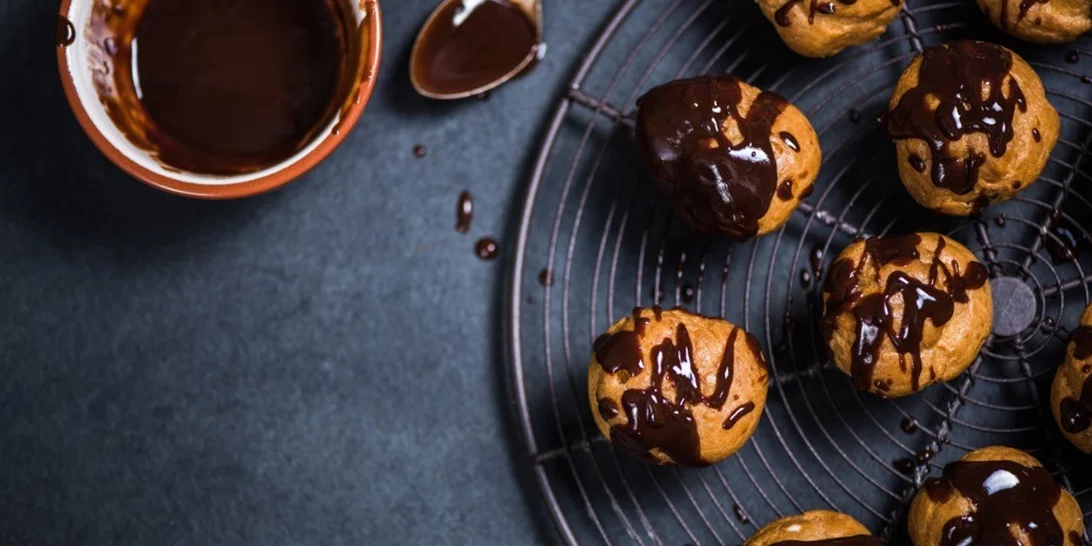 Η πιο εύκολη συνταγή για προφιτερόλ με μπισκότα