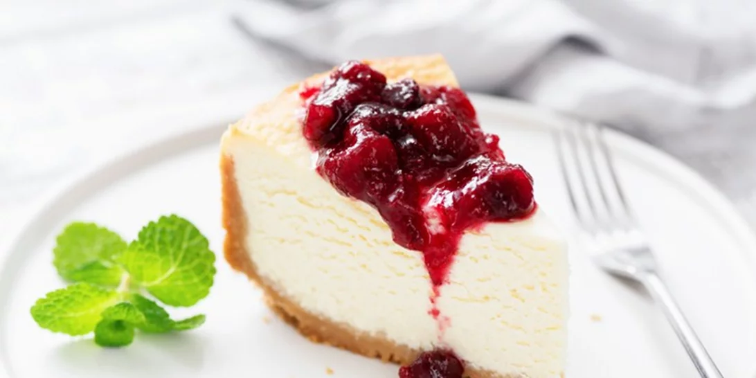 Συνταγή για κρύο τσιζκέικ με ανθότυρο και σάλτσα βύσσινο