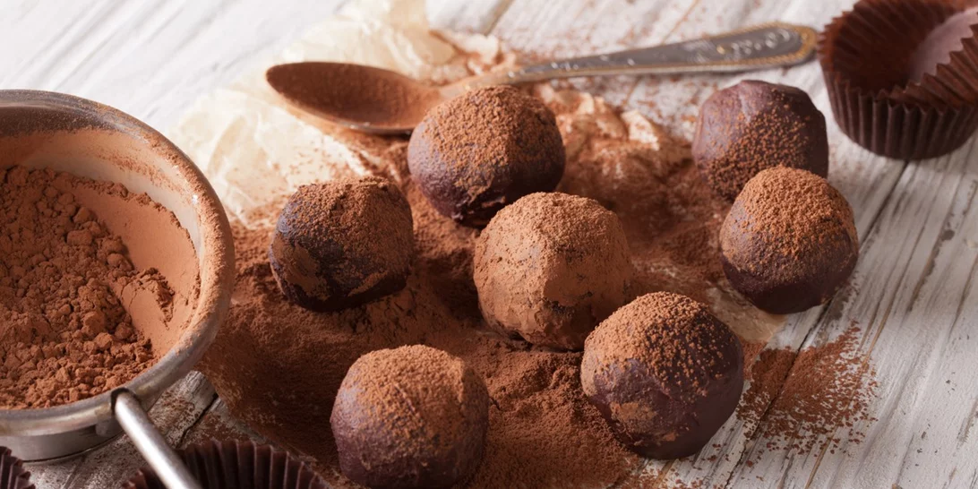 Τρουφάκια, cupcakes και μπράουνι με πραλίνα φουντουκιού