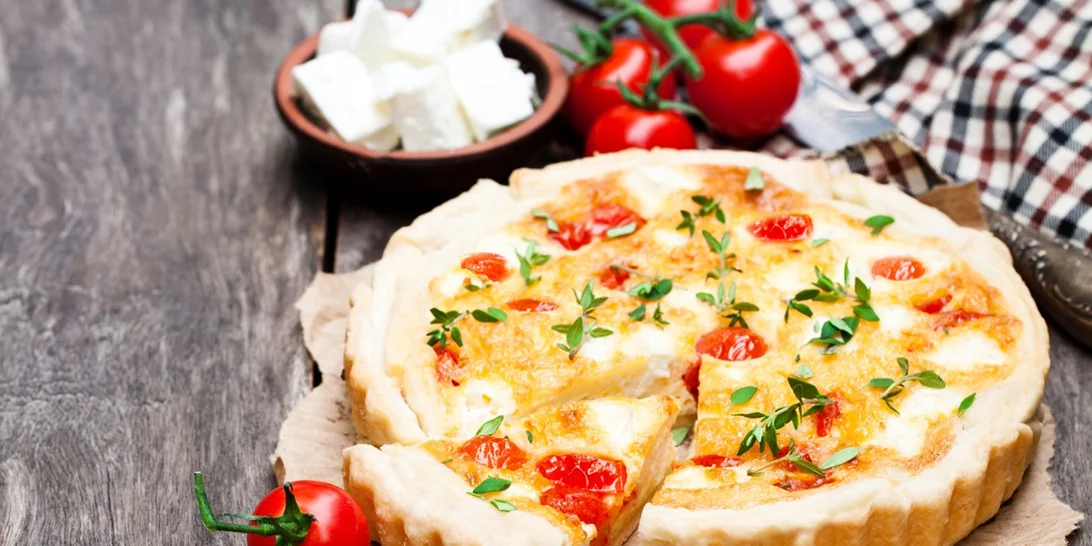 Αλμυρή τάρτα με φέτα και ντοματίνια