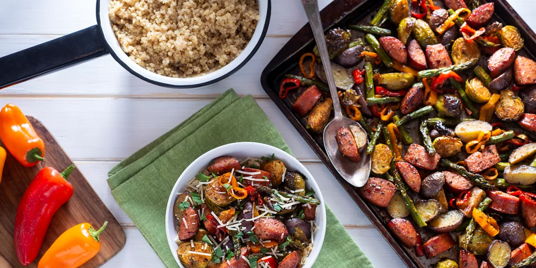 Λουκάνικο στη λαδόκολλα με λαχανικά