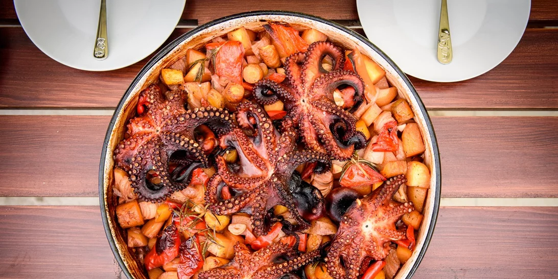 Συνταγή για χταπόδι πλακί με πατατούλες