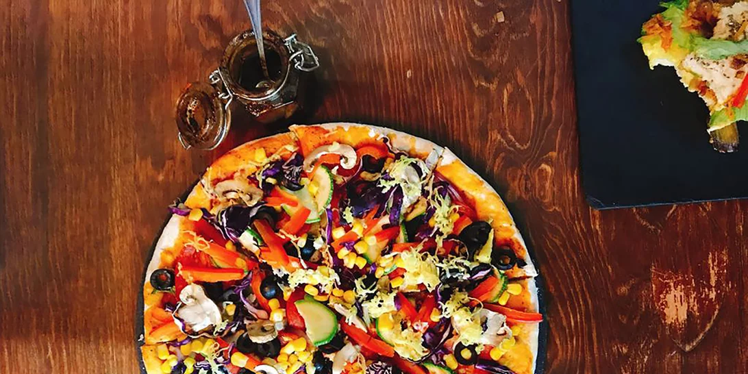 Συνταγή για vegan πίτσα με τα πιο λαχταριστά λαχανικά