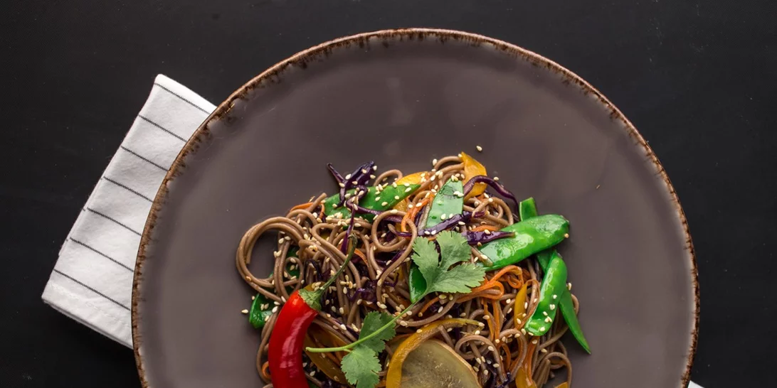 Συνταγή για σπαγγέτι με λαχανικά, σουσάμι και ταχίνι