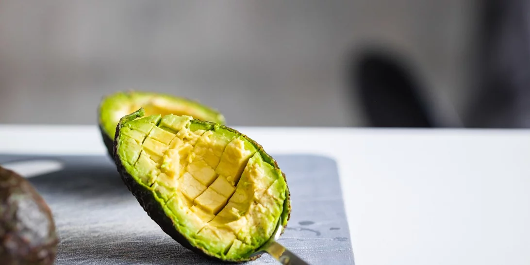Πώς να φάω το αβοκάντο; 3 διαφορετικοί και υγιεινοί τρόποι να το απολαύσεις