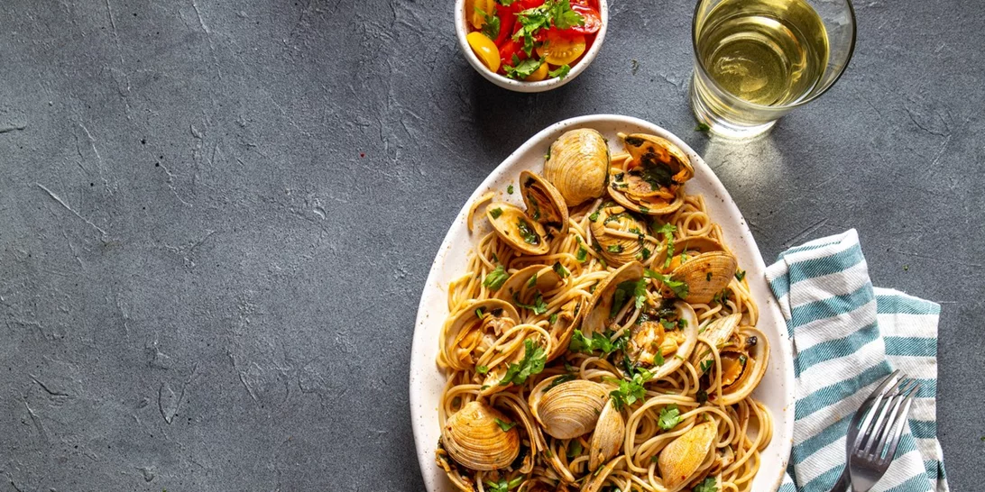 Ιταλική μακαρονάδα με αχιβάδες (alle vongole) από τον Λευτέρη Λαζάρου