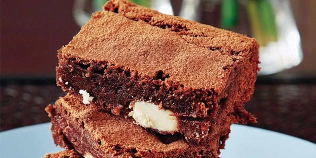 Μπράουνις τριπλής σοκολάτας από την Αργυρώ Μπαρμπαρίγου