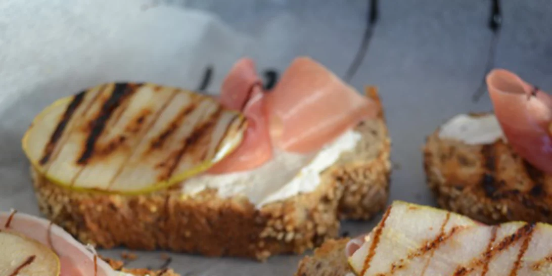 Συνταγή για ανοιχτό σάντουιτς (tartine) με προσούτο και αχλάδι