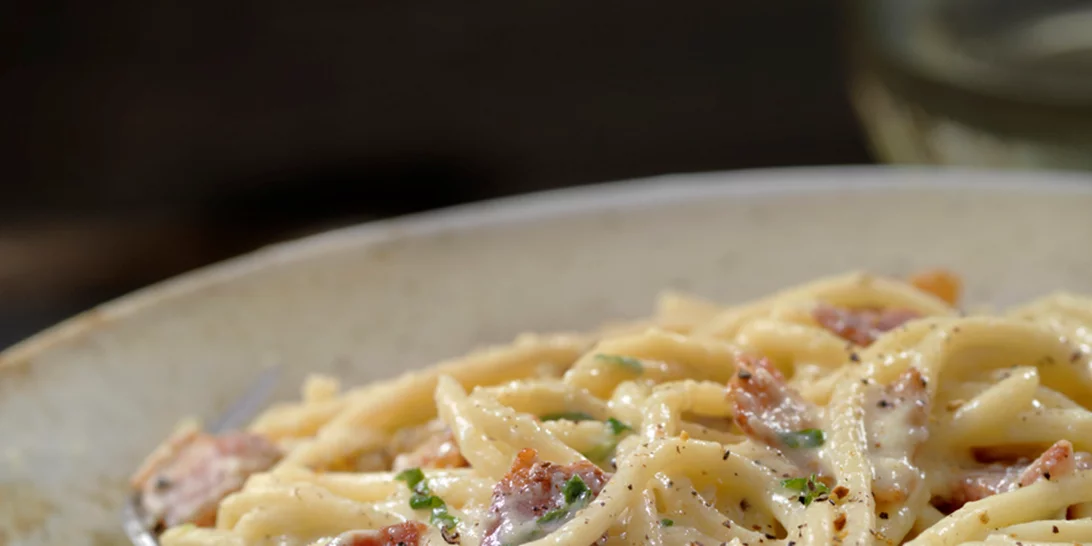 Συνταγή για καρμπονάρα στο φούρνο από τον Άκη Πετρετζίκη