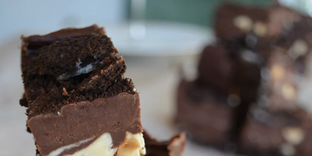 Πανεύκολο μπισκοτένιο fudge σοκολάτας με 4 μόνο υλικά