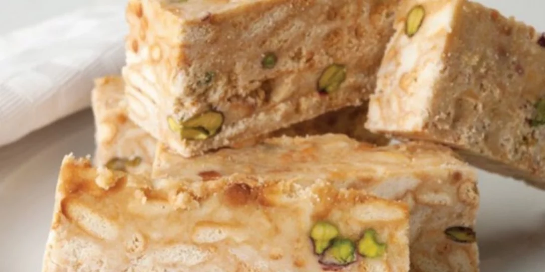 Μπάρες από λευκή σοκολάτα, φιστίκι Αιγίνης και μπισκότα πτι-μπερ